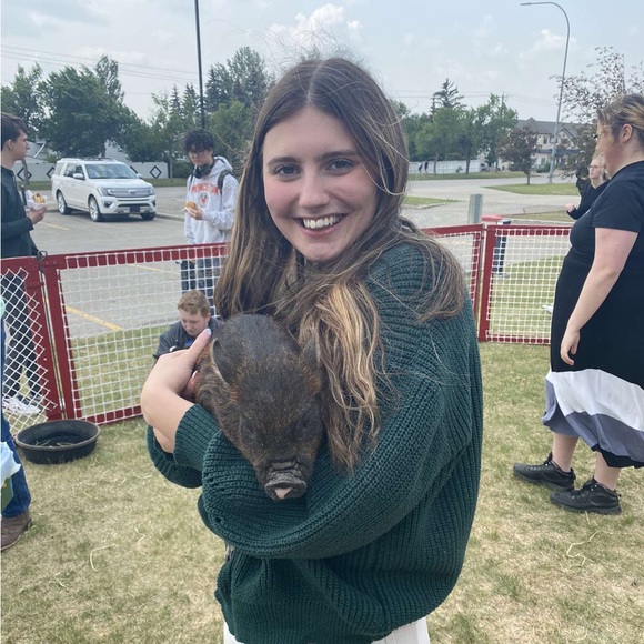 Meet your Posher, Emily - Picture 2 of 2